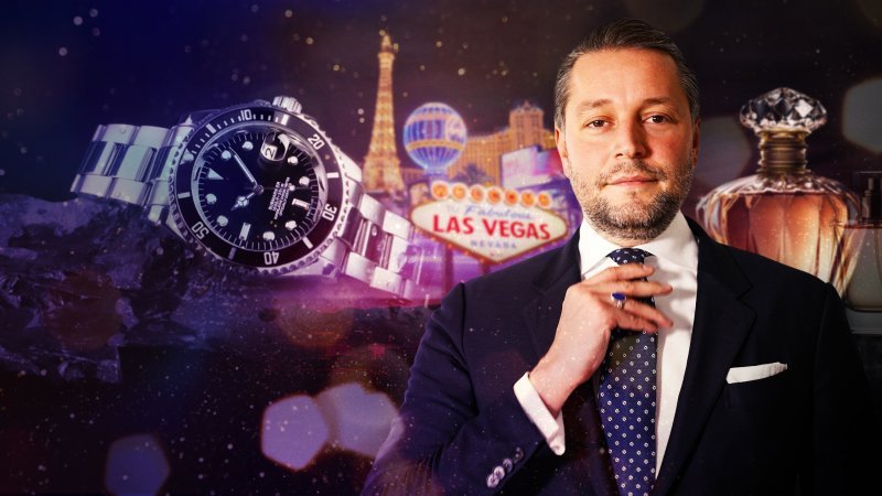 Bild: Mann im Anzug und Luxusartikel.