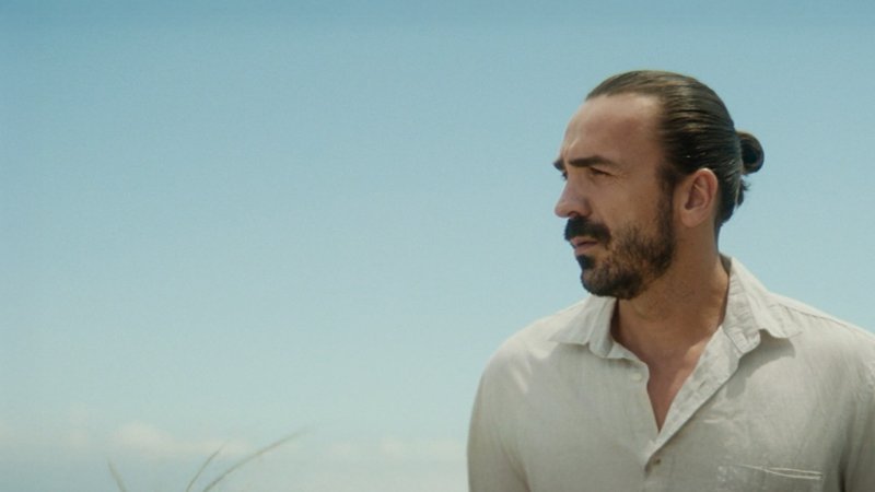 ild: Mann blickt in die Ferne.