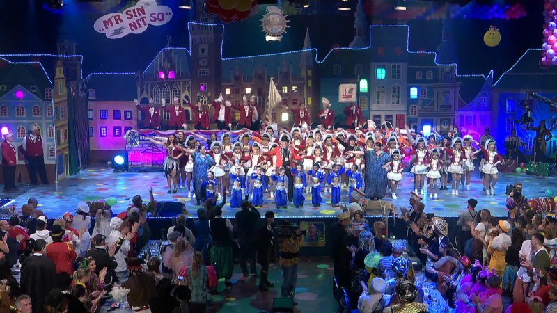 Bild: Tanzgruppe in Fastnachtskleidung.