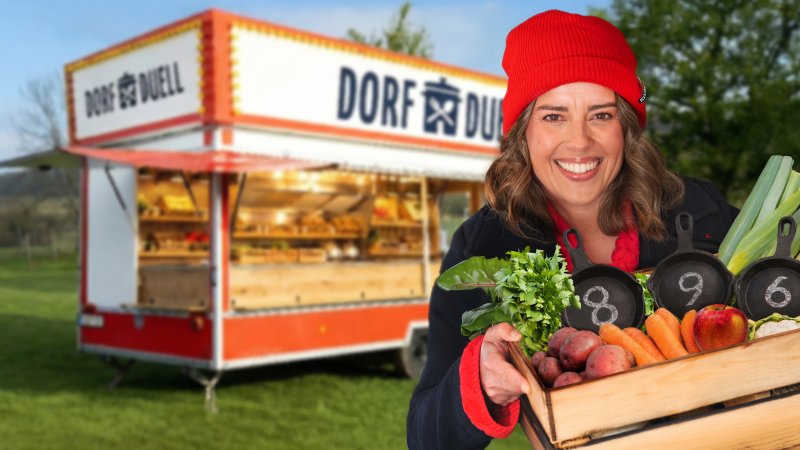 Moderatorin Simin Sadeghi mit Gemüsekiste vor Verkaufsladen