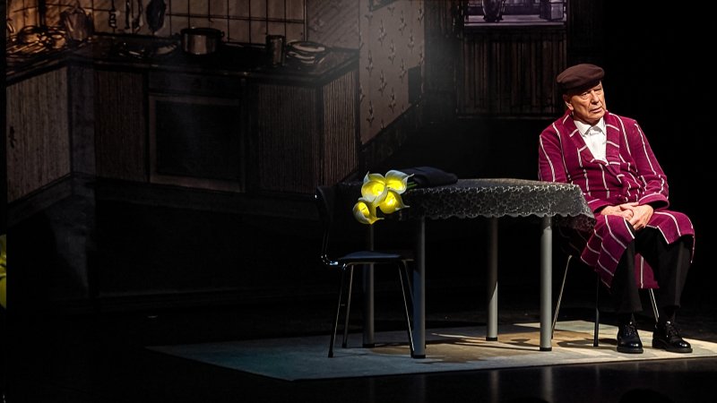 Gerd Dudenhöffer als Heinz Becker im Morgenmantel an Küchentisch