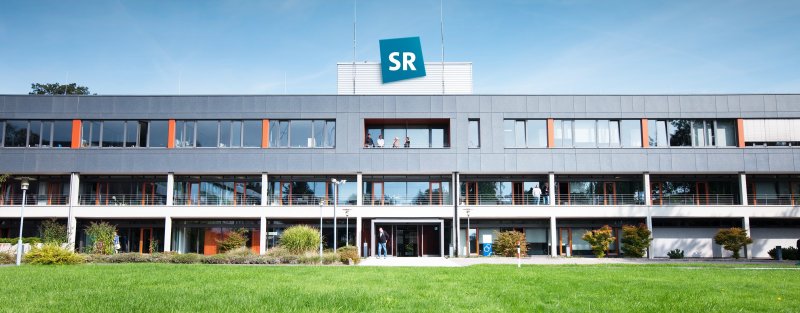 Gebäudes des Saarländischen Rundfunks von außen 