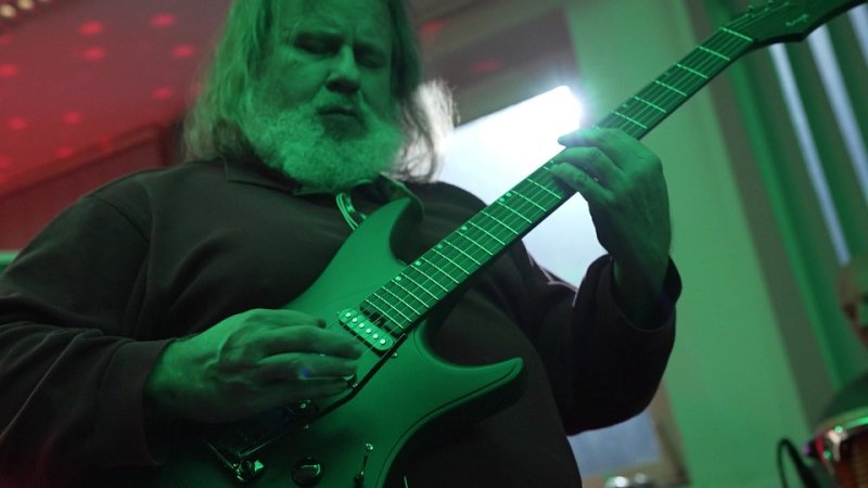 Roman Stöhr spielt E-Gitarre