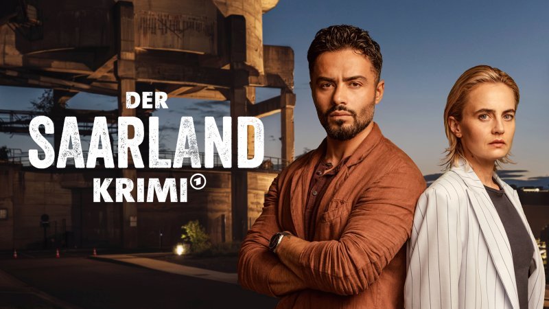Das Ermittlerteam des Saarland-Krimis vor einer Industrie-Anlage